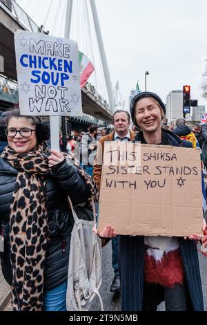 Marcia contro l'antisemitismo, Londra, Regno Unito. 26 novembre 2023. Più di 105.000 persone si trovavano fianco a fianco con gli ebrei britannici mentre marciavano dalla Corte reale di giustizia a Parliament Square. La marcia, organizzata dall'associazione benefica "campagna contro l'antisemitismo", è la più grande protesta contro l'antisemitismo dalla battaglia di Cable Street nel 1936. Foto di Amanda Rose/Alamy Live News Foto Stock