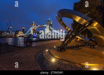 Il Tower Bridge attraversa il Tamigi mentre la notte si avvicina in una sera di novembre, Londra, Inghilterra, Regno Unito Foto Stock