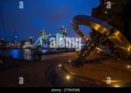 Il Tower Bridge attraversa il Tamigi mentre la notte si avvicina in una sera di novembre, Londra, Inghilterra, Regno Unito Foto Stock