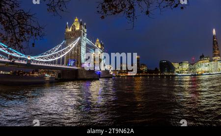 Il Tower Bridge attraversa il Tamigi mentre la notte si avvicina in una sera di novembre, Londra, Inghilterra, Regno Unito Foto Stock