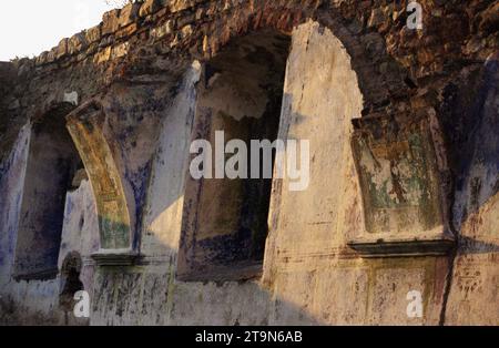 Svinita, Contea di Mehedinți, Romania, 2004. Le rovine della chiesa cristiana Orhodox costruita nel 1741 e coperta da acque nel 1967, una volta iniziata la costruzione della centrale idroelettrica Iron Gate I. Foto Stock