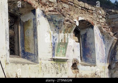 Svinita, Contea di Mehedinți, Romania, 2004. Le rovine della chiesa cristiana Orhodox costruita nel 1741 e coperta da acque nel 1967, una volta iniziata la costruzione della centrale idroelettrica Iron Gate I. Foto Stock