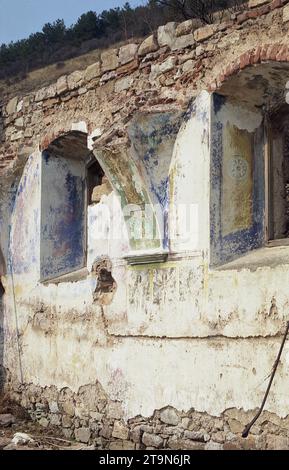 Svinita, Contea di Mehedinți, Romania, 2004. Le rovine della chiesa cristiana Orhodox costruita nel 1741 e coperta da acque nel 1967, una volta iniziata la costruzione della centrale idroelettrica Iron Gate I. Foto Stock