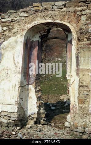 Svinita, Contea di Mehedinți, Romania, 2004. Le rovine della chiesa cristiana Orhodox costruita nel 1741 e coperta da acque nel 1967, una volta iniziata la costruzione della centrale idroelettrica Iron Gate I. Foto Stock