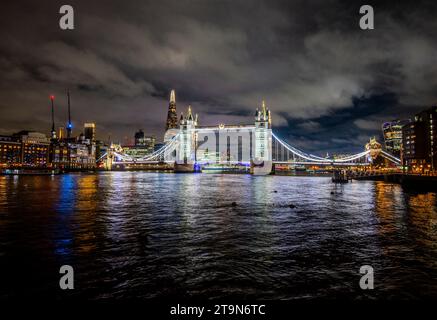 Il Tower Bridge attraversa il Tamigi mentre la notte si avvicina in una sera di novembre, Londra, Inghilterra, Regno Unito Foto Stock