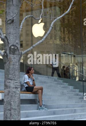 Chicago, Stati Uniti - 4 giugno 2018: Persone vicino all'Apple Store sulla Michigan Avenue a Chicago, Illinois. Foto Stock