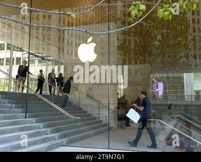 Chicago, Stati Uniti - 4 giugno 2018: Persone vicino all'Apple Store sulla Michigan Avenue a Chicago, Illinois. Foto Stock