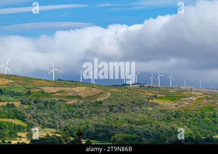 montagna con un parco eolico in cima Foto Stock