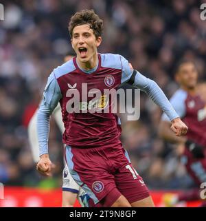 Londra, Regno Unito. 26 nov 2023 - Tottenham Hotspur / Aston Villa - Premier League - Stadio Tottenham Hotspur. Pau Torres festeggia il punteggio per l'Aston Villa. Credito immagine: Mark Pain / Alamy Live News Foto Stock