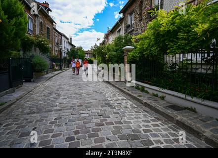 Parigi, Francia. Luglio 2022. Parigi da scoprire: Il tranquillo e affascinante quartiere con piccole case in mattoni: La campagna di Parigi. Un plac da favola Foto Stock