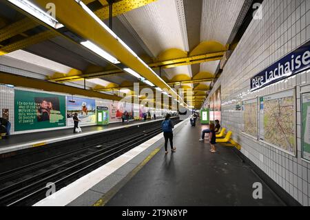 Parigi, Francia. 1° luglio 2022. La fermata della metropolitana del famoso cimitero storico di Pere Lachaise. Gente sul binario che aspetta il treno. Foto Stock