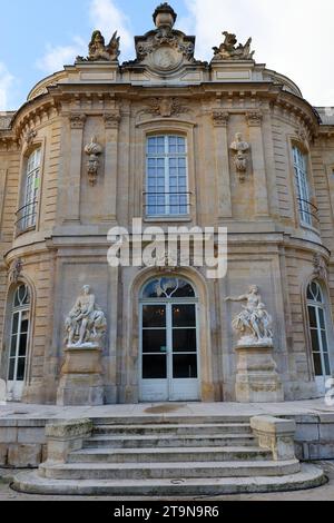 Situato nel cuore di Hauts-de-Seine, regione parigina, il castello di Asnieres fu costruito a metà del XVIII secolo. Foto Stock