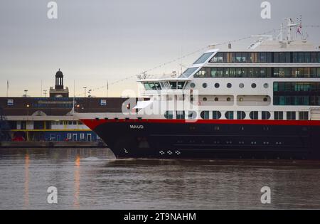 La nave da crociera Expedition MS Maud è raffigurata su un fiume Tamigi durante l'inverno mentre si trova accanto al London International Cruise Terminal. La spedizione cr dei 135 metri Foto Stock