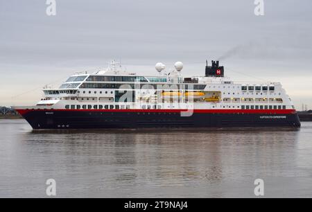 La nave da crociera Expedition MS Maud è raffigurata su un fiume Tamigi durante l'inverno mentre si trova accanto al London International Cruise Terminal. La spedizione cr dei 135 metri Foto Stock