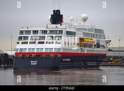 La nave da crociera Expedition MS Maud è raffigurata su un fiume Tamigi durante l'inverno mentre si trova accanto al London International Cruise Terminal. La spedizione cr dei 135 metri Foto Stock