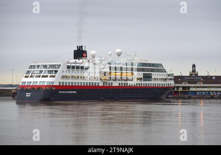 La nave da crociera Expedition MS Maud è raffigurata su un fiume Tamigi durante l'inverno mentre si trova accanto al London International Cruise Terminal. La spedizione cr dei 135 metri Foto Stock