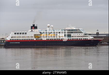 La nave da crociera Expedition MS Maud è raffigurata su un fiume Tamigi durante l'inverno mentre si trova accanto al London International Cruise Terminal. La spedizione cr dei 135 metri Foto Stock