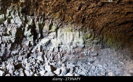 Panorama della parete della grotta Skull presso il Lava Beds National Monument in California, USA Foto Stock