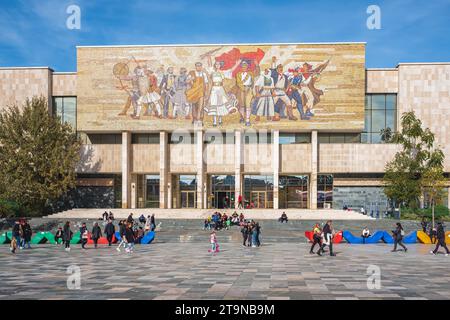 Il Museo di storia Nazionale in Piazza Skanderbeg. La gente sta passeggiando di fronte all'edificio del Museo Nazionale di storia nel centro di Skanderbeg Foto Stock