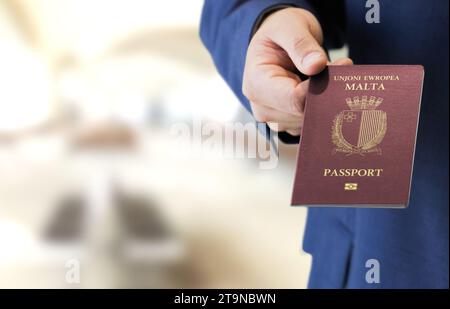 Passaporto di Malta, alzate la mano quando salite a bordo per consegnare il passaporto Foto Stock