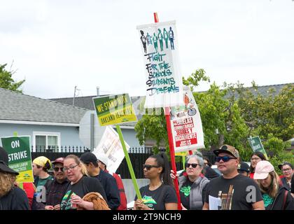 Oakland, CA - 8 maggio 2023: Centinaia di insegnanti, genitori e sostenitori marciano in un Teacher Strike Rally Day Three nella sezione Highland di Oaklan Foto Stock