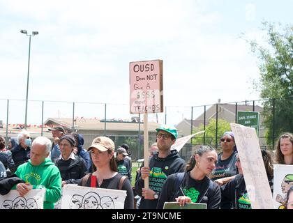 Oakland, CA - 8 maggio 2023: Centinaia di insegnanti, genitori e sostenitori marciano in un Teacher Strike Rally Day Three nella sezione Highland di Oaklan Foto Stock