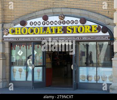 San Francisco, CA - 12 maggio 2023: Negozio di cioccolato di San Francisco presso il popolare Fishermans Wharf. Il negozio offre fudge, gelati, mele caramello e ma Foto Stock