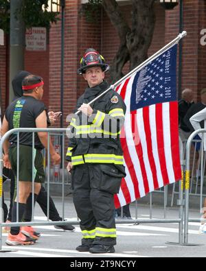 San Francisco, CA - 21 maggio 2023: I partecipanti all'annuale corsa Bay to Breakers attraverso San Francisco. Prepararsi per la gara. Foto Stock