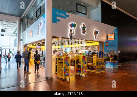 Negozio LEGO all'aeroporto internazionale di Copenhagen Foto Stock