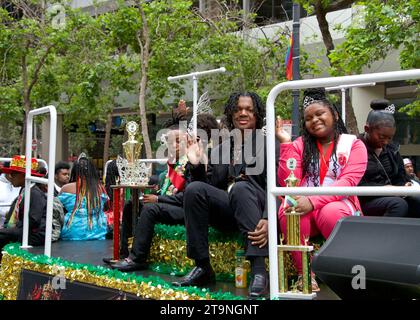 San Francisco, CA - 10 giugno 2023: Partecipanti alla Juneteenth Parade per commemorare l'emancipazione degli schiavi afroamericani e celebrare l'Africa Foto Stock