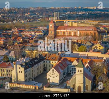 Vista aerea della città vecchia di Kaunas in inverno. Vista dal droni del centro città con chiese, municipio e molti edifici storici con tetto rosso Foto Stock