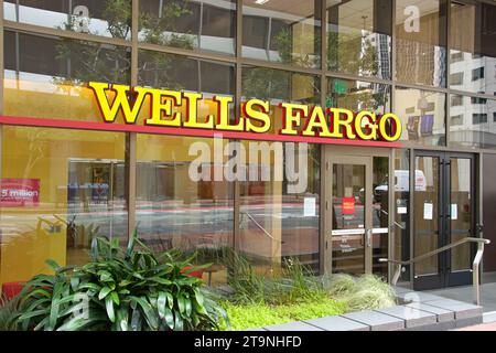 San Francisco, CA - 10 gennaio 2023: Insegna della banca Wells Fargo su un edificio chiuso in vetro. Wells Fargo and Co è una multinazionale americana Foto Stock