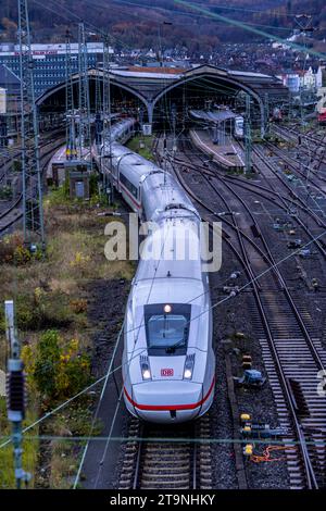 La stazione ferroviaria principale di Hagen, le sale delle stazioni, i binari, le piattaforme, il treno ICE, Hagen, NRW, Germania, Foto Stock