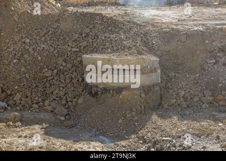 Costruzione di opere di terra per la raccolta delle acque reflue di un asfalto in fase di ricostruzione stradale Foto Stock