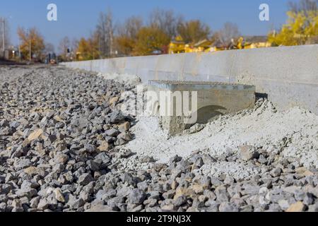 Costruzione di opere in terra per la raccolta delle acque reflue per la rottura dell'asfalto su strada Foto Stock