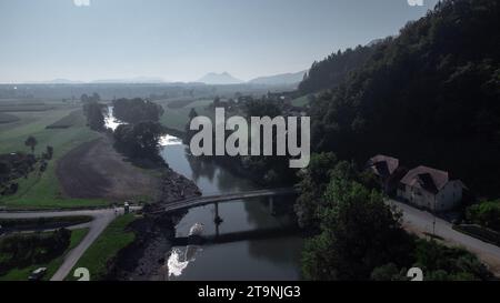 La vista aerea di un piccolo ponte stradale crollò a causa delle pesanti inondazioni del fiume Sora vicino a Skofja Loka, danneggiate dalle inondazioni nell'agosto 2023 Foto Stock