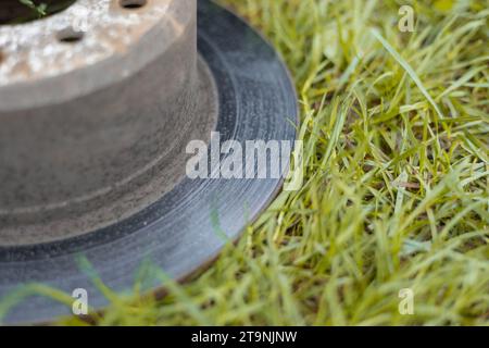 Disco del freno rimosso da una vettura poggiata a terra. Buon disco con qualche vaiolatura ma con bordo o bordo minimo. Foto Stock