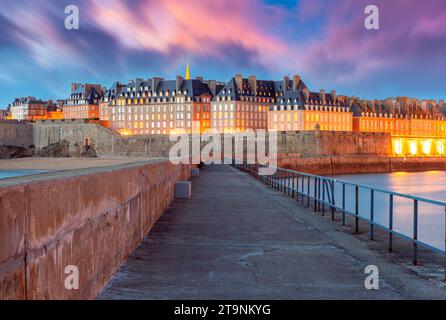 Città fortificata medievale e fortezza di Saint-Malo al tramonto, Bretagna, Francia Foto Stock