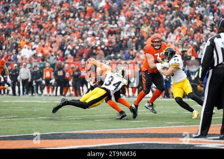 Cincinnati, Ohio, USA. 26 novembre 2023. Il quarterback dei Cincinnati Bengals Jake Browning (6) durante la gara della stagione regolare tra i Pittsburgh Steelers e i Cincinnati Bengals a Cincinnati, Ohio. JP Waldron/Cal Sport Media/Alamy Live News Foto Stock