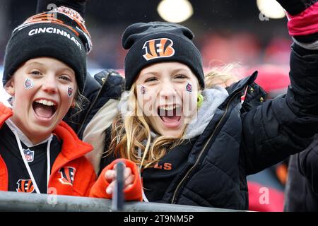 Cincinnati, Ohio, USA. 26 novembre 2023. Giovani tifosi dei Cincinnati Bengals durante la gara della stagione regolare tra i Pittsburgh Steelers e i Cincinnati Bengals a Cincinnati, Ohio. JP Waldron/Cal Sport Media/Alamy Live News Foto Stock
