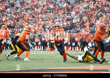 Cincinnati, Ohio, USA. 26 novembre 2023. Il quarterback dei Cincinnati Bengals Jake Browning (6) durante la gara della stagione regolare tra i Pittsburgh Steelers e i Cincinnati Bengals a Cincinnati, Ohio. JP Waldron/Cal Sport Media/Alamy Live News Foto Stock
