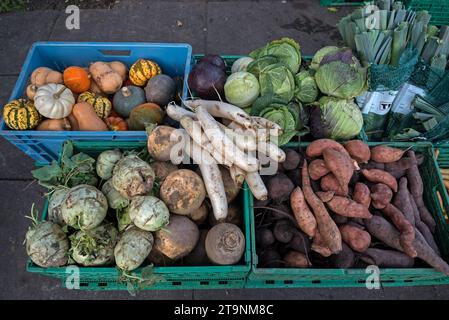 Verdure in mostra al Farmer's Market, Castle Terrace, Edimburgo, Scozia, Regno Unito. Foto Stock
