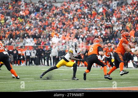 Cincinnati, Ohio, USA. 26 novembre 2023. Il quarterback dei Cincinnati Bengals Jake Browning (6) durante la gara della stagione regolare tra i Pittsburgh Steelers e i Cincinnati Bengals a Cincinnati, Ohio. JP Waldron/Cal Sport Media/Alamy Live News Foto Stock