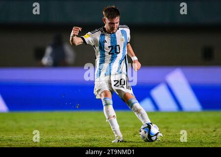 Bandung, Giava, Indonesia. 21 novembre 2023. Si Jalak Harupat Stadium Bandung, Giava, Indonesia - 21 novembre: L'argentino Franco Mastantuono punta a calare la palla durante la partita della Coppa del mondo Under-17 tra Argentina e Venezuela al si Jalak Harupat Stadium il 21 novembre 2023 a Bandung, Giava, Indonesia. (Foto di Sports Press Photo) (Eurasia Sport Images/SPP) credito: SPP Sport Press Photo. /Alamy Live News Foto Stock