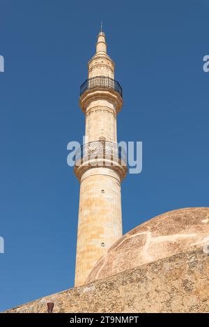 Rethymno, Creta - Grecia - 25 settembre 2023: Esterno della storica moschea Neratze a Rethymno, Creta, Grecia. Foto Stock