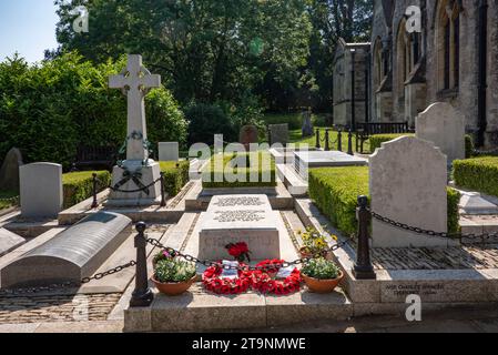 Tombe di membri della famiglia di Winston Churchill, St Martin's Church, Bladon, Oxfordshire, Regno Unito Foto Stock