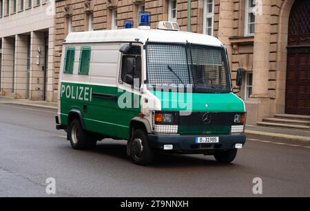 Berlino, Germania. 19 novembre 2023. 19.11.2023, Berlino. Una vecchia auto della polizia in verde e bianco con dei bar davanti ai finestrini da utilizzare durante i disordini e le manifestazioni violente è parcheggiata di fronte all'ambasciata britannica. La vecchia "vasca" sembra un pezzo da museo in mostra qui. Credito: Wolfram Steinberg/dpa credito: Wolfram Steinberg/dpa/Alamy Live News Foto Stock