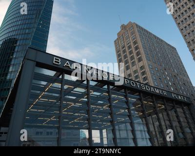 Berlino, Germania. 19 novembre 2023. 19.11.2023, Berlino. Un cartello all'ingresso della stazione di Potsdamer Platz. Credito: Wolfram Steinberg/dpa credito: Wolfram Steinberg/dpa/Alamy Live News Foto Stock