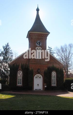 Lexington, USA. 26 novembre 2023. Vista esterna della Lee Chapel, ora conosciuta come University Chapel nel campus di Washington e della Lee University a Lexington, Virginia, USA, il 26 novembre 2023. Nel 1870 il generale confederato Robert E. Lee fu sepolto sotto la cappella. La cappella fu costruita durante gli anni 1867-68 su richiesta di Lee che era presidente della scuola. (Foto di Carlos Kosienski/Sipa USA) credito: SIPA USA/Alamy Live News Foto Stock