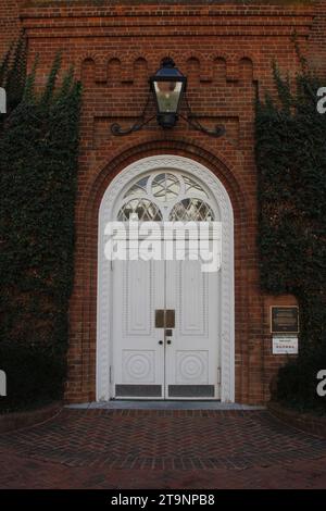 Lexington, USA. 26 novembre 2023. Vista esterna della Lee Chapel, ora conosciuta come University Chapel nel campus di Washington e della Lee University a Lexington, Virginia, USA, il 26 novembre 2023. Nel 1870 il generale confederato Robert E. Lee fu sepolto sotto la cappella. La cappella fu costruita durante gli anni 1867-68 su richiesta di Lee che era presidente della scuola. (Foto di Carlos Kosienski/Sipa USA) credito: SIPA USA/Alamy Live News Foto Stock